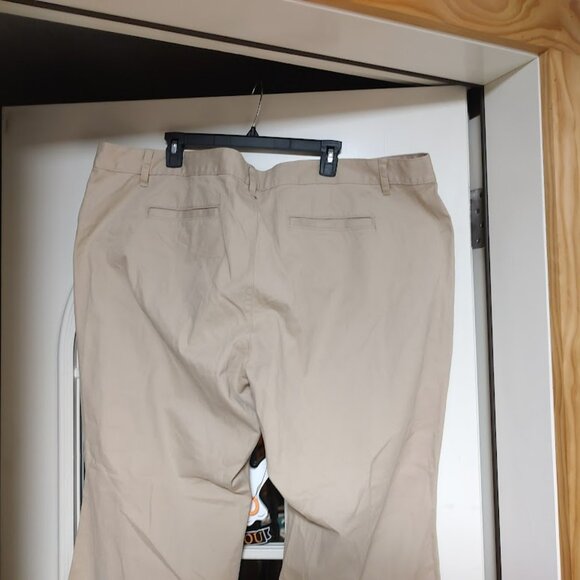 New Old Navy San Francisco Beige Pants Size Women's 24 Plus Short - Picture 3 of 3
